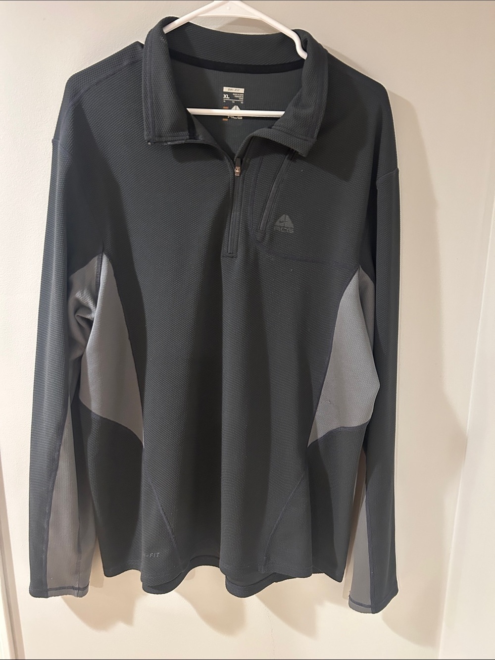 Nike ACG Men’s XL Black Gray Dri-FIT 1/4 Zip Pullover Long Sleeve Athletic Top